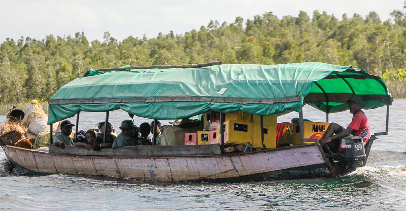 Circuit Cote Est bateau traversant ankanin nofy - tamatave