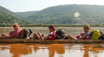 descente sur tsiribihina en pirogue traditionnelle lors du Circuit les Merveilles de la Grande-île