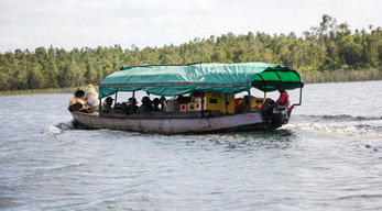 Bateau traversant le canal des pangalanes