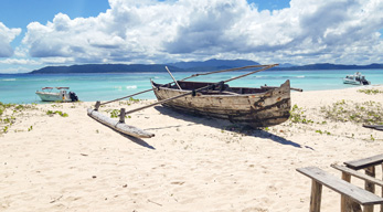 Pirogue sur la mer d'emeraude dans le circuit Côte de la vanille