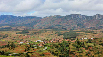 Paysage au petit village dans le circuit traversée d'Ouest en Est