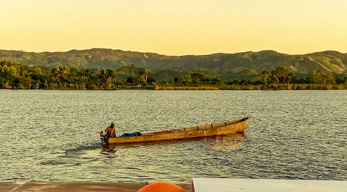 Pirogue sur le canal de Soanierana Ivongo dans le circuit Côte de la vanille