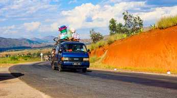 Un taxi brousse sur la route nationale 34 lors du Circuit traversée d'Ouest en Est