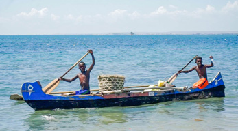 Les pêcheurs à Tulear lors du croisière en pirogue vezo