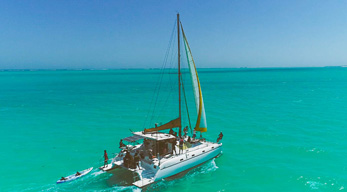 Mer bleue turquoise dans le circuit croisière en pirogue vezo