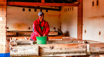 Atelier de fabrication du papier Antemoro lors du circuit Massifs du Makay