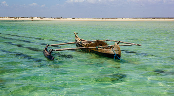 Belle plage de sable blanc et mer bleue turquoise à -Anakao