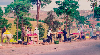 Des vendeuses de patate douce et maïs toujours au rendez-vous sur la RN1 lors du circuit à la découverte des hautes terres Malgaches