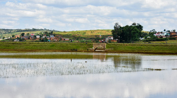 Le paysage sur la route nationale 7 vers Antsirabe lors du circuit Massifs du Makay