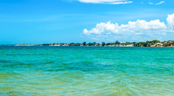 L’eau de mer, couleu bleu azur, transparente et propre - Ifaty Tulear