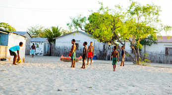 Les enfants jouent au football dans le village d'Anakao