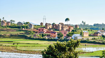 Petite village sur la Route Nationale 7 vers Ambalavao lors du circuit Massifs du Makay