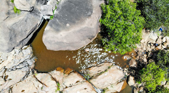 Piscine naturelle avant de se rendre dans le village de Tsaranoro