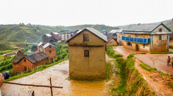 Un petit village Zafimaniry au cœur d'une vallée verdoyante