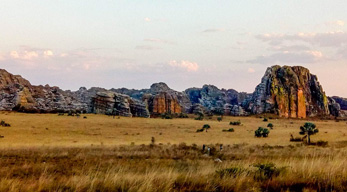 coucher de soleil au parc d'Isalo disponible lors du circuit Massifs du Makay