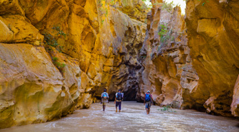 cours d’eau encaissé au fond de canyon dans le Circuit les Massifs du Makay