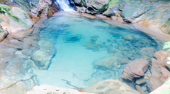 eau turquoise de la piscine bleue favorable pour une activité de baignade