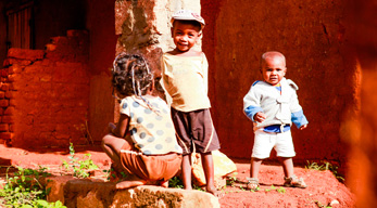 enfants dans le village de Tsaranoro lors du circuit Massifs du Makay