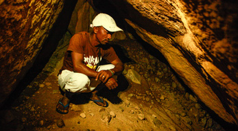 grottes qui servaient d’abri pour les ancêtres visible lors du circuit Massifs du Makay