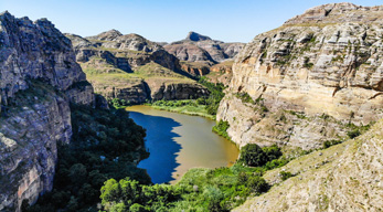 lac Sariaka qui est entourés des forêts dans le Circuit les Massifs du Makay