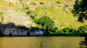 l’un des lacs qui sillonnent le canyon dans le Circuit les Massifs du Makay