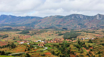 paysage au petit village dans le circuit à la découverte des hautes terres Malgaches