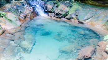 piscines naturelles de couleurs différentes du parc Isalo