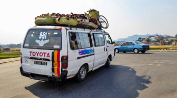 taxi brousse dans le circuit à la découverte des haute terres Malgaches