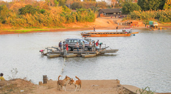 Bac du Bekopaka dans le circuit descente sur Manambolo