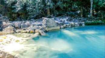 L'eau turquoise sur la cascade d’Anosiampela lors du Circuit Ouest de Madagascar