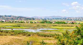 Vue des maisons sur les collines d'Antananarivo lors du Circuit Sainte Marie Madagascar