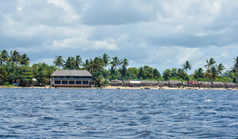 petit village sur canal des pangalanes