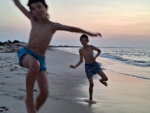 La joie de deux jeunes garçon sur la plage de Madagascar