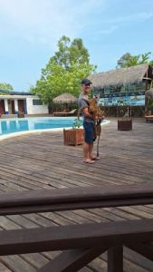 Un homme partage un moment unique au bord de la piscine avec des Varika brun