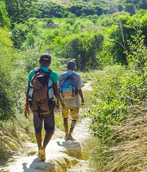 Deux randonneurs cheminant à travers les paysages extraordinaires de Madagascar