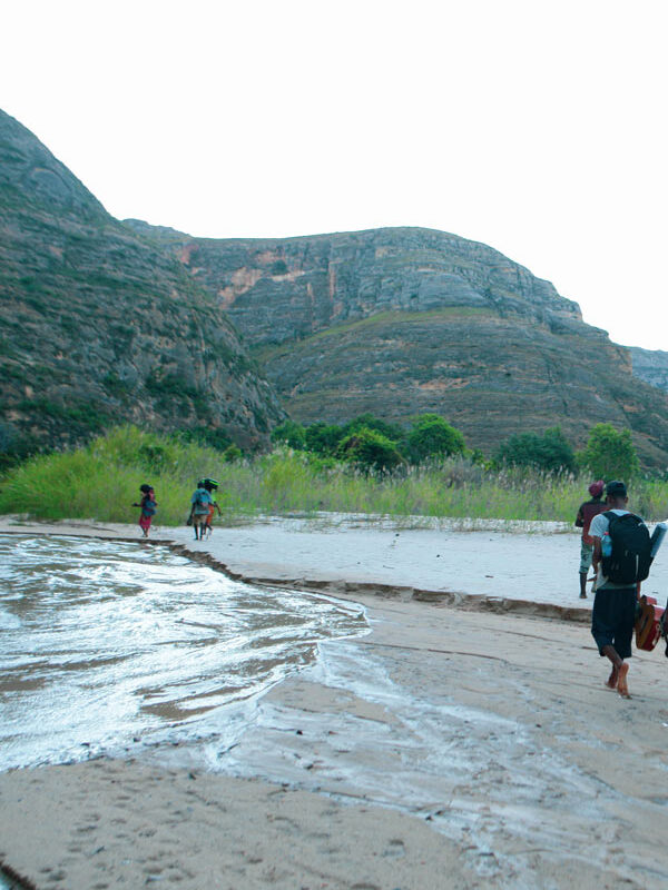 Le parcours sur mesure allant d'une rivière paisible à des montagnes élevées