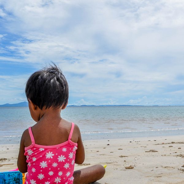 Guides expérimentés occupent bien des enfants lors d'un circuit en famille