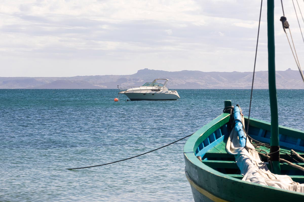 Bateau qui mène à l'excursion de deux jours à Nosy Hara