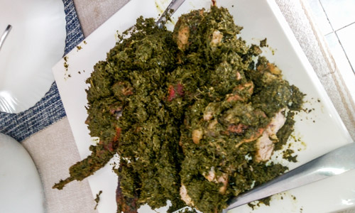 Un délicieux ragout de porc mijoté avec des feuilles de manioc