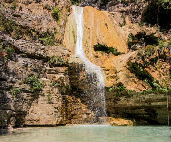 Excursion à Antsiraraka avec visite de la cascade Anosiampela