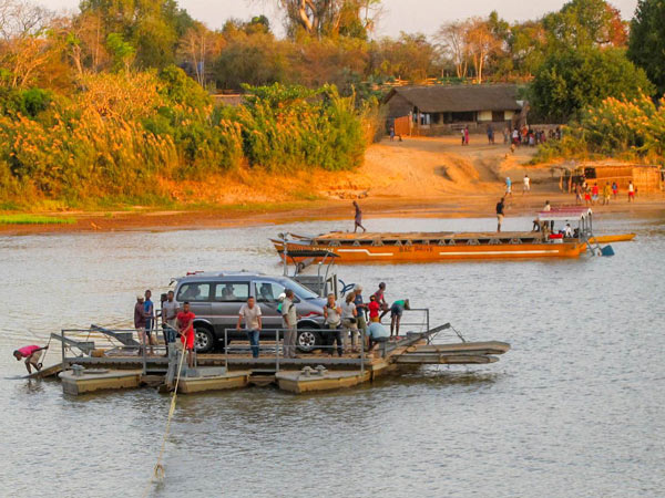 Excursion à Bekopaka avec traversées en bac