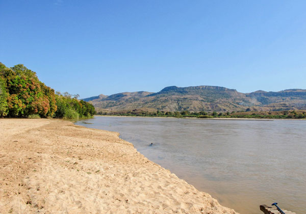 Sur les rives de la Manambolo lors d’une excursion à Bekopaka