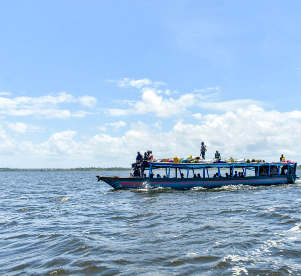 Une navigation douce sur le canal des Pangalanes