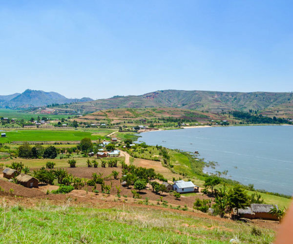 Collines volcaniques et de champs verdoyants d'Ampefy