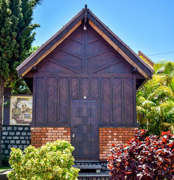 Maisons en bois finement decorees dAmbositra