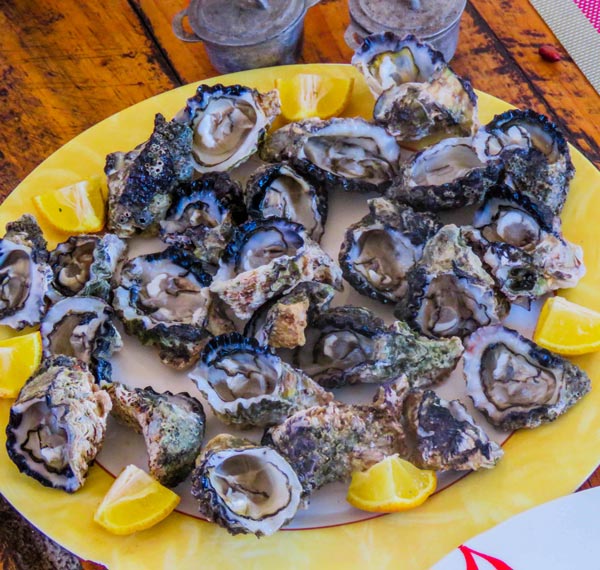 Dégustation d’huîtres fraîches lors d’un circuit organisé à Madagascar