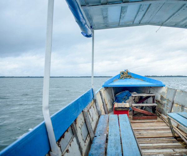 Embarquement en bateau lors d’une excursion à Manambato