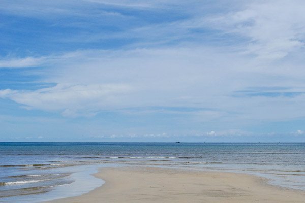 Plage de Nosy Sakatia aux eaux tranquilles