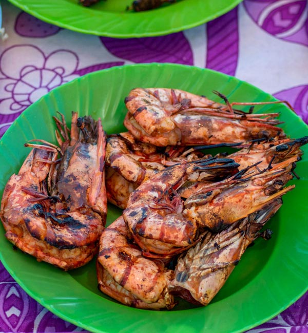 Camarons grillés aux saveurs locales