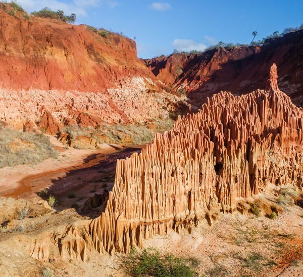 Grès sculptés par l’érosion du Tsingy Rouge